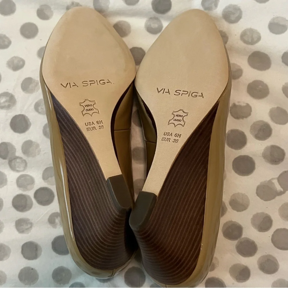 NWT Via Spiga Pamina Nude/Tan Patent Leather Heeled Shoes Size 6